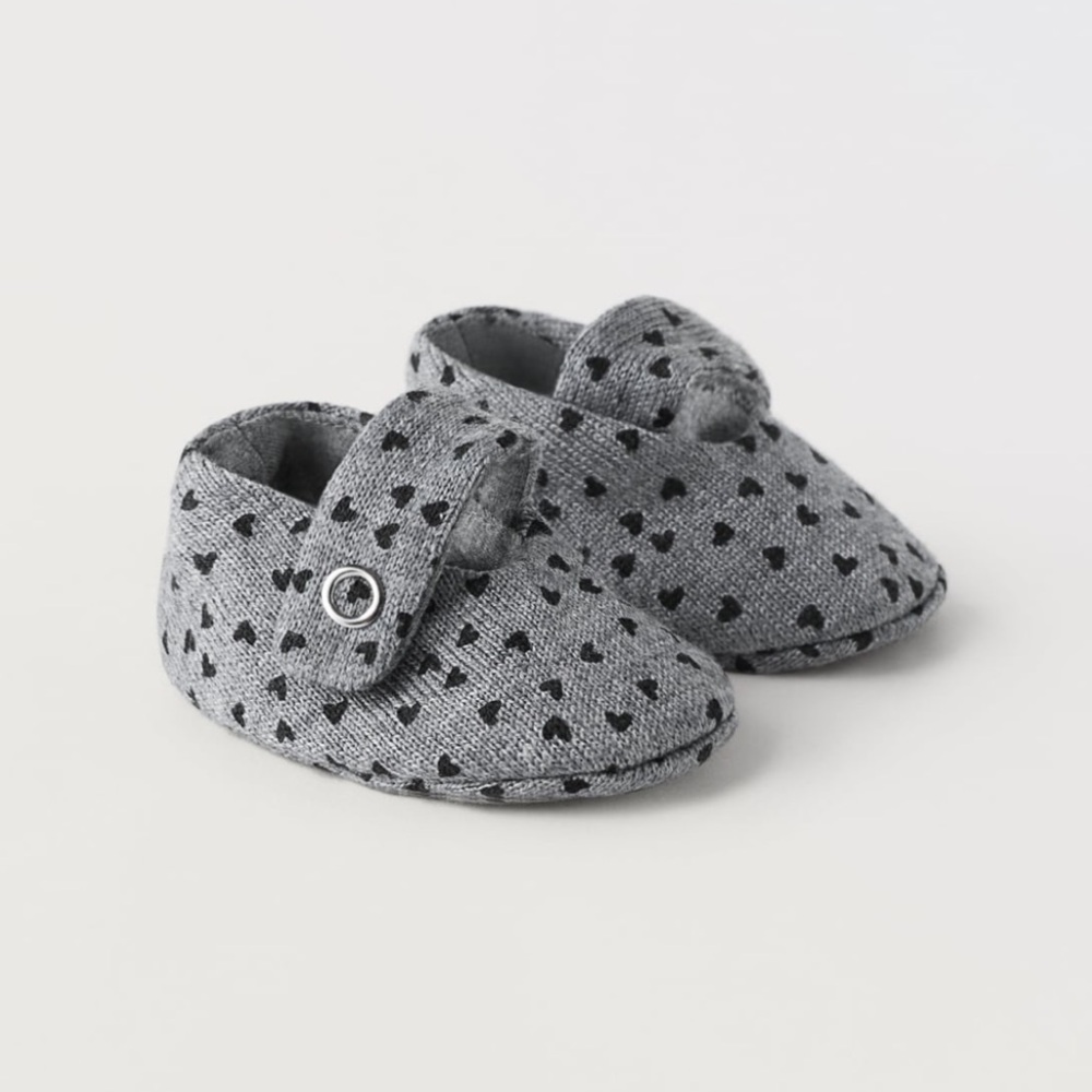 NWT Zara size 1 infant heart knit shoes booties